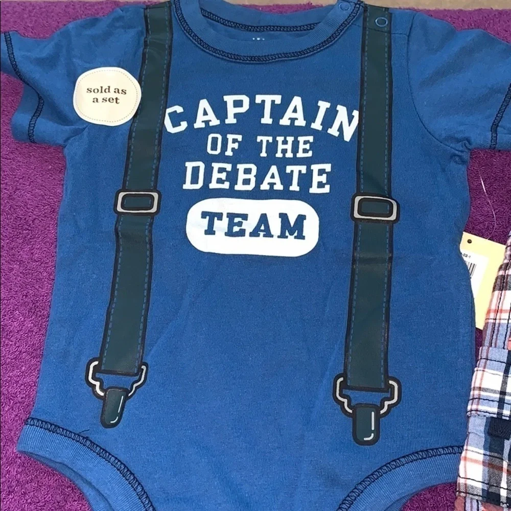 Old navy Onesie and cargo shorts set, 3-6 months.